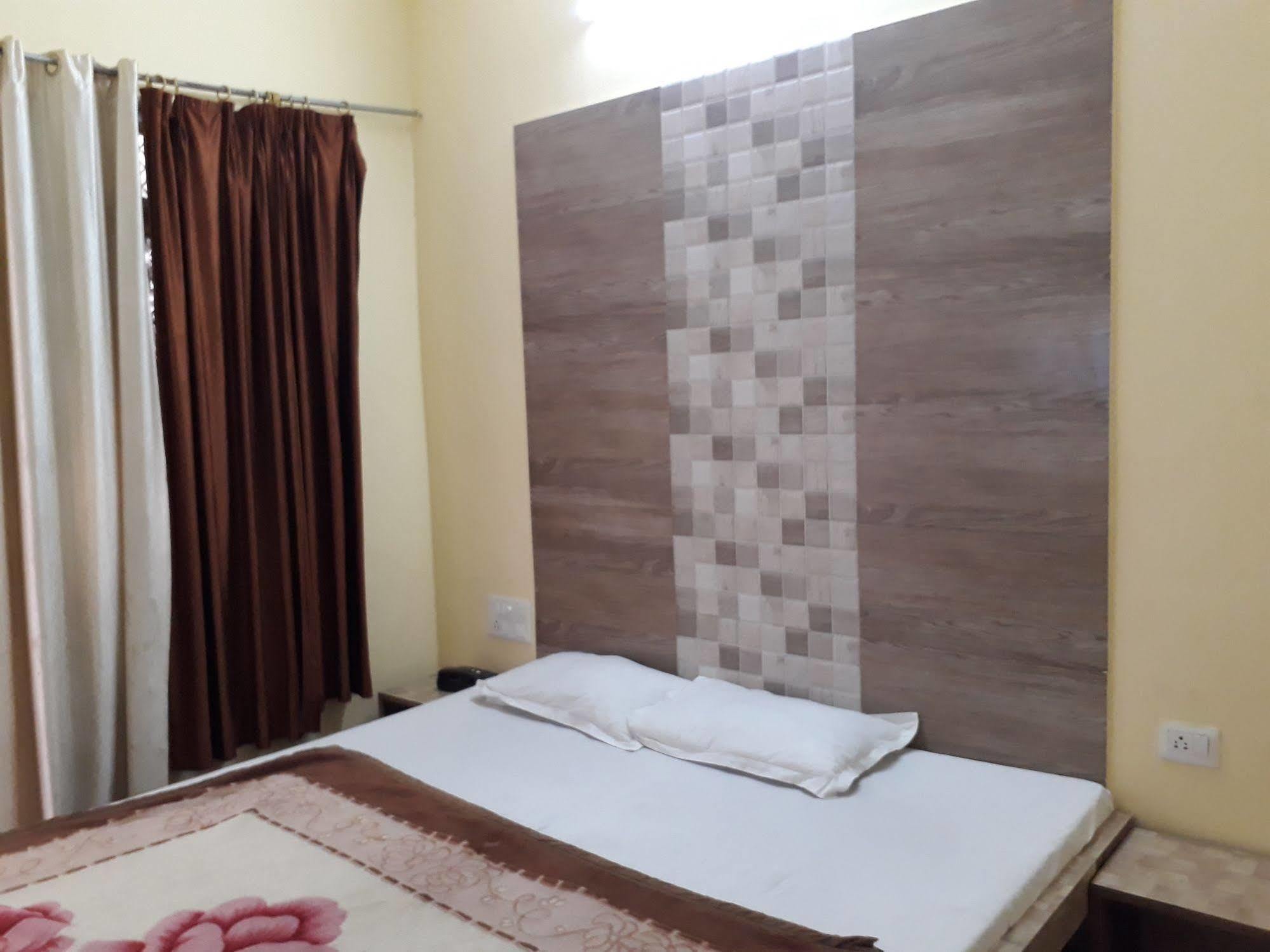 Hotel Golden Deluxe Jaipur Eksteriør billede
